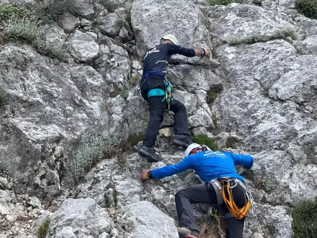 Ukraynalı kayıp kadın dağcı havadan karadan taranıyor Ukraynalı kayıp kadın dağcı havadan karadan taranıyor