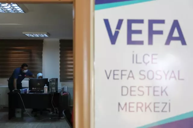 Vefa Sosyal Destek Grubunda görevli müzik öğretmeni sazıyla vatandaşlara moral veriyor Vefa Sosyal Destek Grubunda görevli müzik öğretmeni sazıyla vatandaşlara moral veriyor