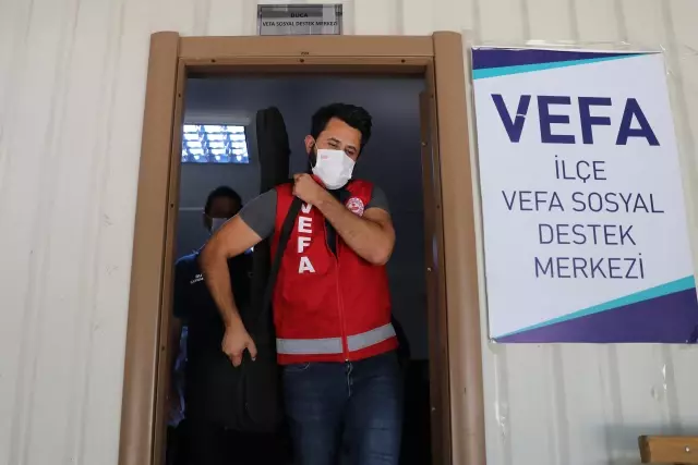 Vefa Sosyal Destek Grubunda görevli müzik öğretmeni sazıyla vatandaşlara moral veriyor