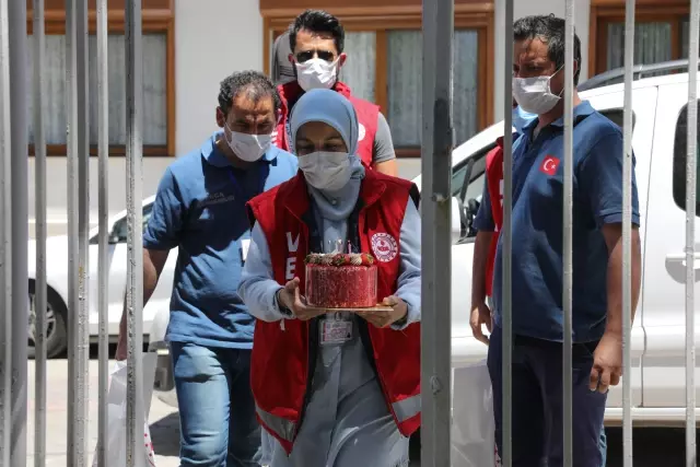 Vefa Sosyal Destek Grubunda görevli müzik öğretmeni sazıyla vatandaşlara moral veriyor