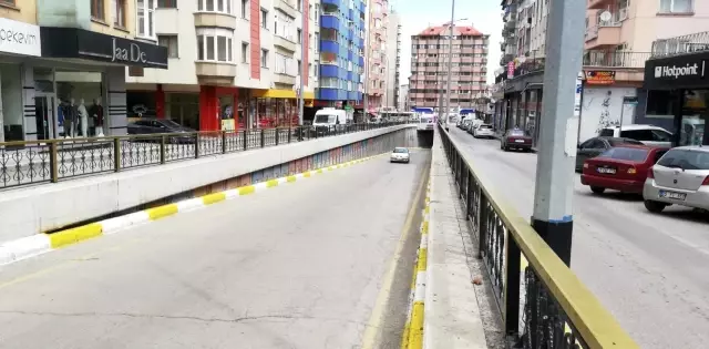 Virajı alamayan araçlar viyadük duvarına çarpıyor Virajı alamayan araçlar viyadük duvarına çarpıyor