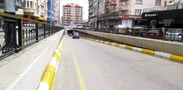 Virajı alamayan araçlar viyadük duvarına çarpıyor