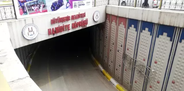 Virajı alamayan araçlar viyadük duvarına çarpıyor