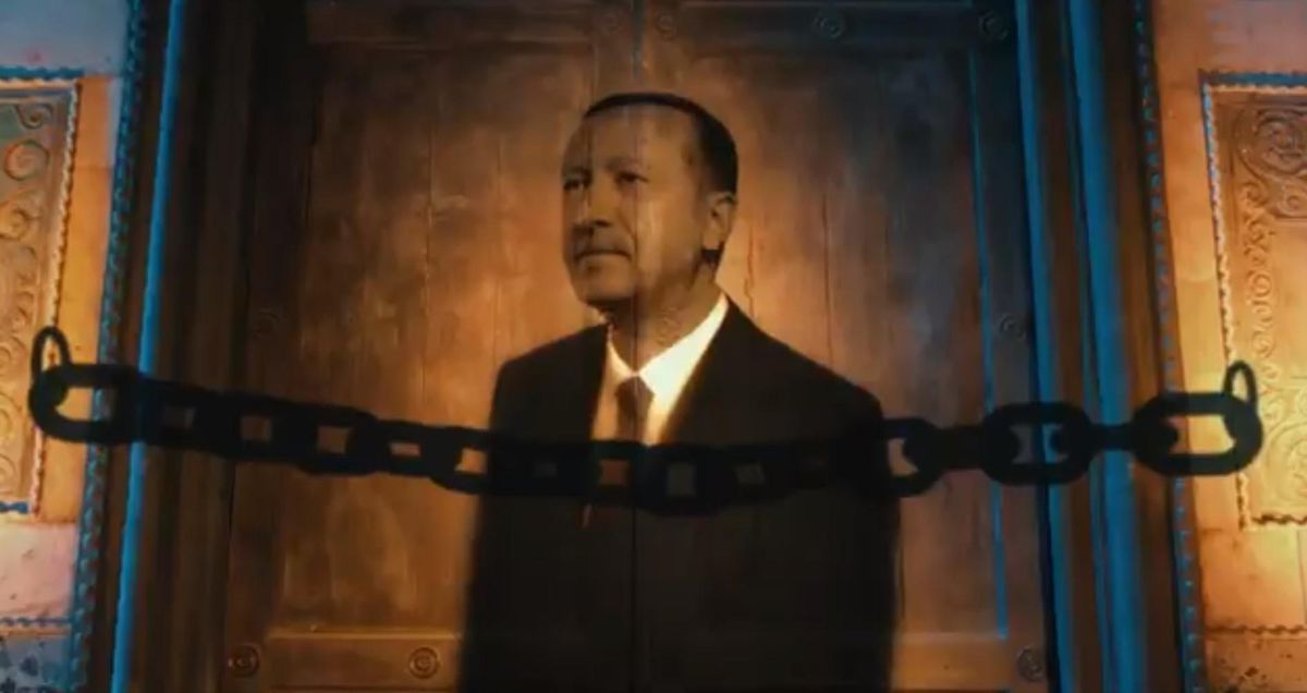 AK Parti'nin İstanbul'un fethiyle ilgili paylaşımında Cumhurbaşkanı Erdoğan, Ayasofya'nın kapısındaki zincirleri kırıyor