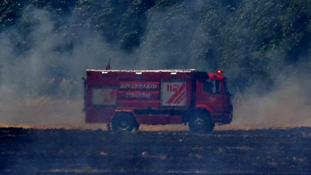 Diyarbakır'da korkutan anız yangını