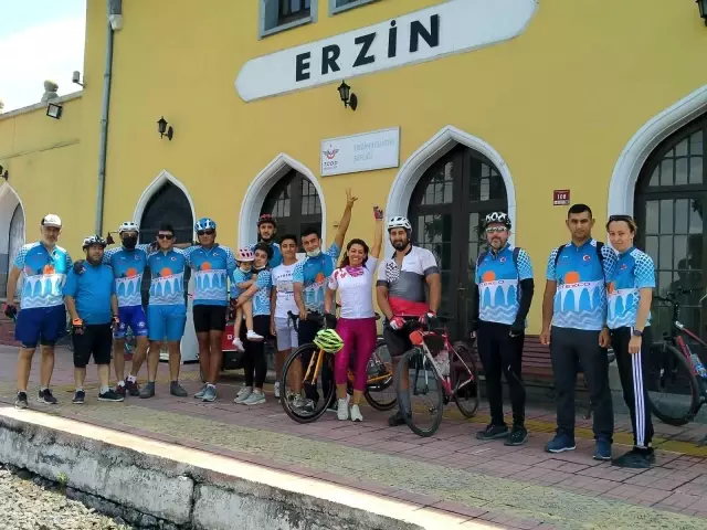Engelli Ahmet, tek bacağıyla bisiklet sürerek hayata tutunuyor Engelli Ahmet, tek bacağıyla bisiklet sürerek hayata tutunuyor