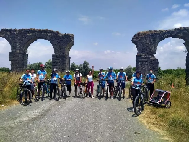 Engelli Ahmet, tek bacağıyla bisiklet sürerek hayata tutunuyor Engelli Ahmet, tek bacağıyla bisiklet sürerek hayata tutunuyor