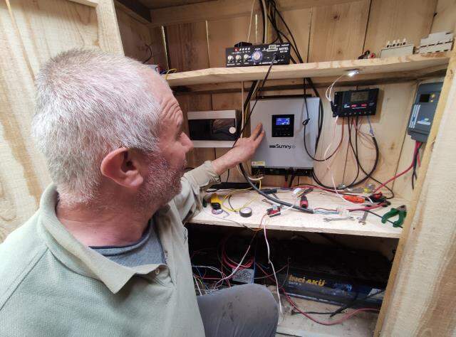 Hurda malzemelerden mini santral yapan kardeşler, kendi elektriklerini üretmeye başladı