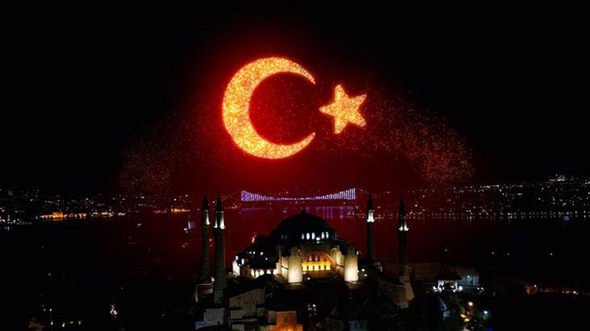 İstanbul'un fethinin 568. yıl dönümü görsel şölenle kutlandı