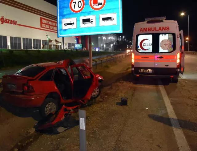 KIRIKKALE - Otomobilin hız uyarı levhasına çarpması sonucu 4 kişi yaralandı KIRIKKALE - Otomobilin hız uyarı levhasına çarpması sonucu 4 kişi yaralandı
