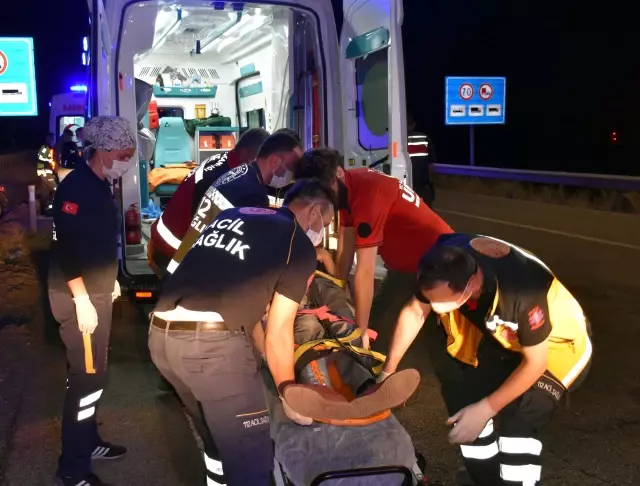 KIRIKKALE - Otomobilin hız uyarı levhasına çarpması sonucu 4 kişi yaralandı KIRIKKALE - Otomobilin hız uyarı levhasına çarpması sonucu 4 kişi yaralandı
