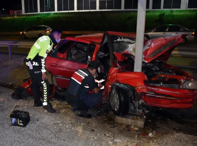 KIRIKKALE - Otomobilin hız uyarı levhasına çarpması sonucu 4 kişi yaralandı KIRIKKALE - Otomobilin hız uyarı levhasına çarpması sonucu 4 kişi yaralandı