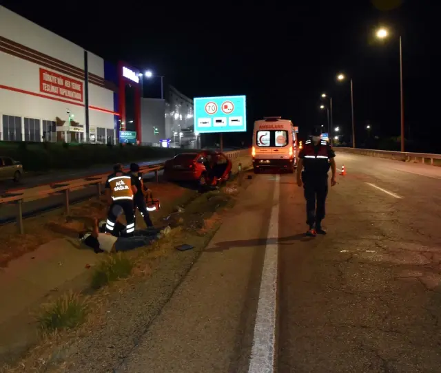 KIRIKKALE - Otomobilin hız uyarı levhasına çarpması sonucu 4 kişi yaralandı KIRIKKALE - Otomobilin hız uyarı levhasına çarpması sonucu 4 kişi yaralandı