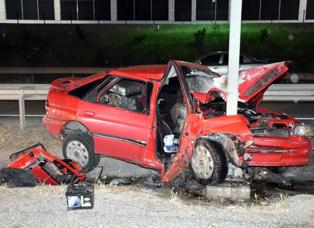 KIRIKKALE - Otomobilin hız uyarı levhasına çarpması sonucu 4 kişi yaralandı KIRIKKALE - Otomobilin hız uyarı levhasına çarpması sonucu 4 kişi yaralandı