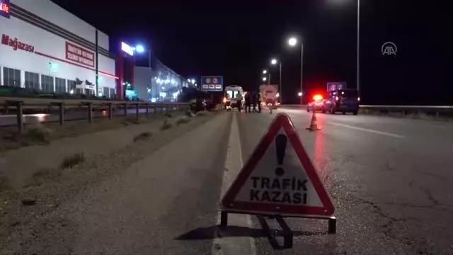 KIRIKKALE - Otomobilin hız uyarı levhasına çarpması sonucu 4 kişi yaralandı KIRIKKALE - Otomobilin hız uyarı levhasına çarpması sonucu 4 kişi yaralandı