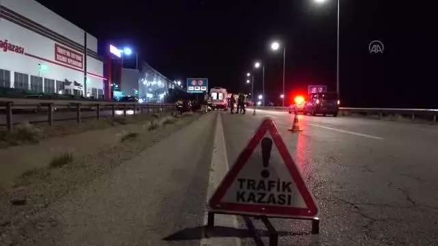 KIRIKKALE - Otomobilin hız uyarı levhasına çarpması sonucu 4 kişi yaralandı KIRIKKALE - Otomobilin hız uyarı levhasına çarpması sonucu 4 kişi yaralandı