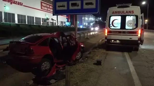 KIRIKKALE - Otomobilin hız uyarı levhasına çarpması sonucu 4 kişi yaralandı KIRIKKALE - Otomobilin hız uyarı levhasına çarpması sonucu 4 kişi yaralandı