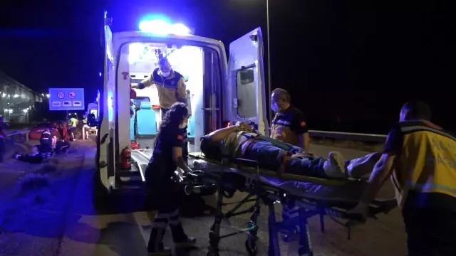 KIRIKKALE - Otomobilin hız uyarı levhasına çarpması sonucu 4 kişi yaralandı KIRIKKALE - Otomobilin hız uyarı levhasına çarpması sonucu 4 kişi yaralandı