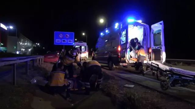 KIRIKKALE - Otomobilin hız uyarı levhasına çarpması sonucu 4 kişi yaralandı KIRIKKALE - Otomobilin hız uyarı levhasına çarpması sonucu 4 kişi yaralandı