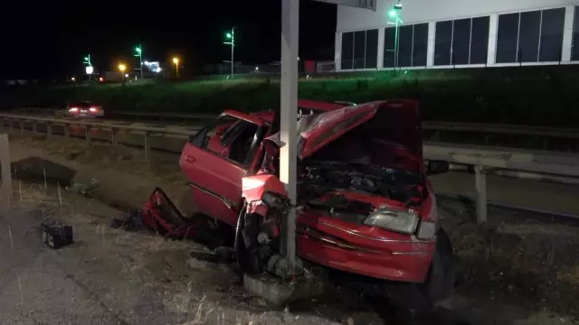 KIRIKKALE - Otomobilin hız uyarı levhasına çarpması sonucu 4 kişi yaralandı KIRIKKALE - Otomobilin hız uyarı levhasına çarpması sonucu 4 kişi yaralandı