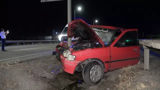 KIRIKKALE - Otomobilin hız uyarı levhasına çarpması sonucu 4 kişi yaralandı KIRIKKALE - Otomobilin hız uyarı levhasına çarpması sonucu 4 kişi yaralandı