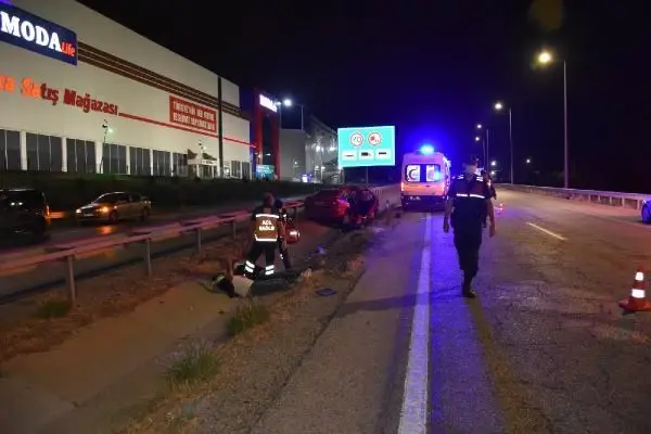 Kontrolden çıkan otomobil trafik levhasına çarptı, 4 yaralı Kontrolden çıkan otomobil trafik levhasına çarptı, 4 yaralı