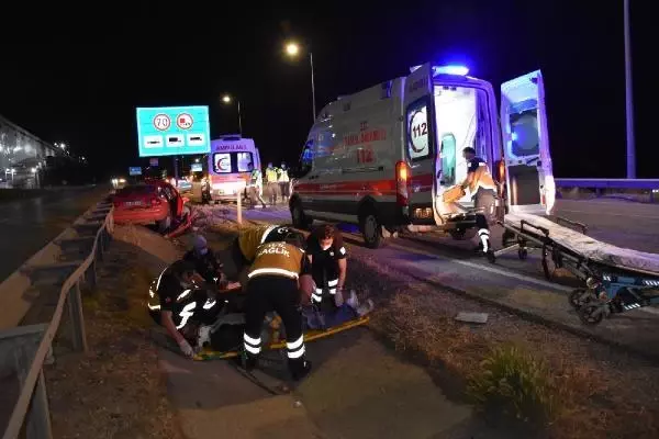Kontrolden çıkan otomobil trafik levhasına çarptı, 4 yaralı Kontrolden çıkan otomobil trafik levhasına çarptı, 4 yaralı