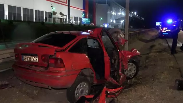 KIRIKKALE - Otomobilin hız uyarı levhasına çarpması sonucu 4 kişi yaralandı KIRIKKALE - Otomobilin hız uyarı levhasına çarpması sonucu 4 kişi yaralandı