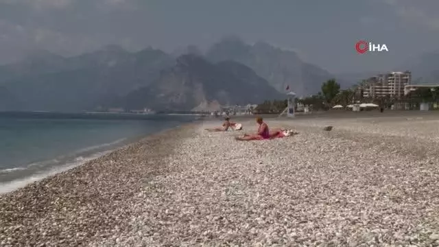 Konyaaltı Sahili normalleşme öncesi son kez turistlere kaldı Konyaaltı Sahili normalleşme öncesi son kez turistlere kaldı