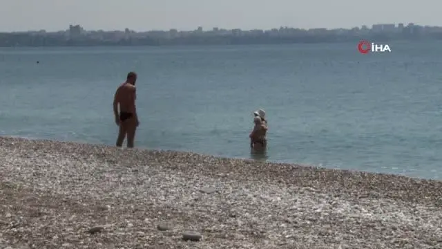 Konyaaltı Sahili normalleşme öncesi son kez turistlere kaldı Konyaaltı Sahili normalleşme öncesi son kez turistlere kaldı
