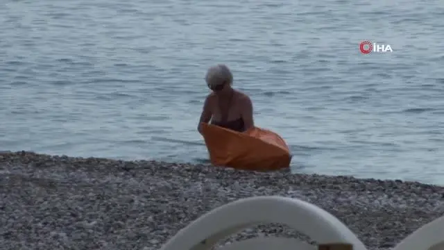 Konyaaltı Sahili normalleşme öncesi son kez turistlere kaldı Konyaaltı Sahili normalleşme öncesi son kez turistlere kaldı