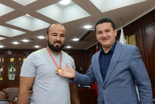 Kumluca Belediye Başkanı Mustafa Köleoğlu, başpehlivan Orhan Okulu'yu kabul etti Kumluca Belediye Başkanı Mustafa Köleoğlu, başpehlivan Orhan Okulu'yu kabul etti
