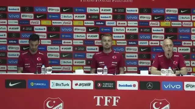 Milli futbolcular Kaan Ayhan ve Mert Günok, basın toplantısı düzenledi (2) Milli futbolcular Kaan Ayhan ve Mert Günok, basın toplantısı düzenledi (2)