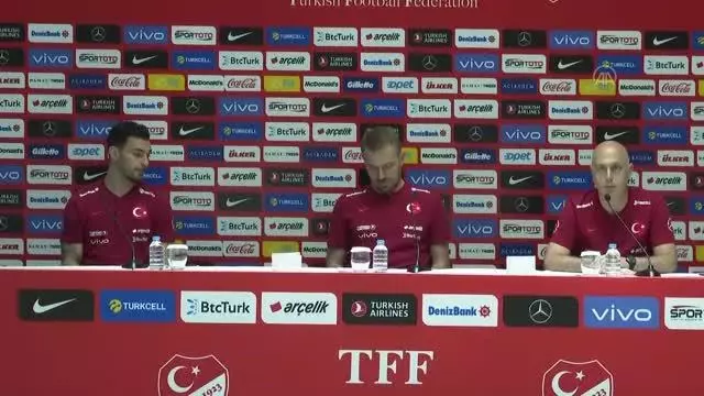 Milli futbolcular Kaan Ayhan ve Mert Günok, basın toplantısı düzenledi (2) Milli futbolcular Kaan Ayhan ve Mert Günok, basın toplantısı düzenledi (2)