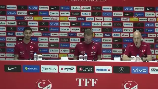 Milli futbolcular Kaan Ayhan ve Mert Günok, basın toplantısı düzenledi (2) Milli futbolcular Kaan Ayhan ve Mert Günok, basın toplantısı düzenledi (2)