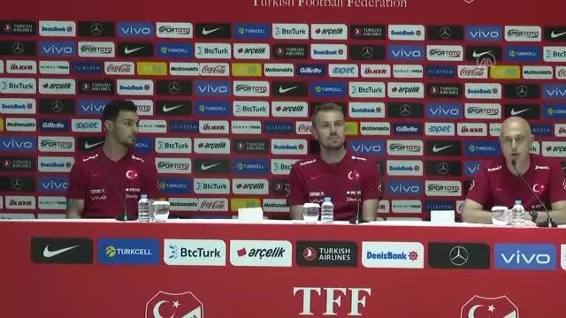 Milli futbolcular Kaan Ayhan ve Mert Günok, basın toplantısı düzenledi (2) Milli futbolcular Kaan Ayhan ve Mert Günok, basın toplantısı düzenledi (2)