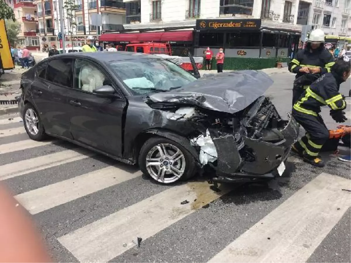 Otomobille çarpışan minibüs, iş yeri kapısına çarptı: 1 ölü, 1 yaralı