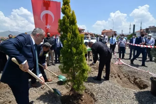 Sandıklı Millet Bahçesi'nde ilk fidanlar toprakla buluşturuldu Sandıklı Millet Bahçesi'nde ilk fidanlar toprakla buluşturuldu
