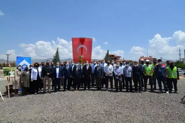 Sandıklı Millet Bahçesi'nde ilk fidanlar toprakla buluşturuldu Sandıklı Millet Bahçesi'nde ilk fidanlar toprakla buluşturuldu