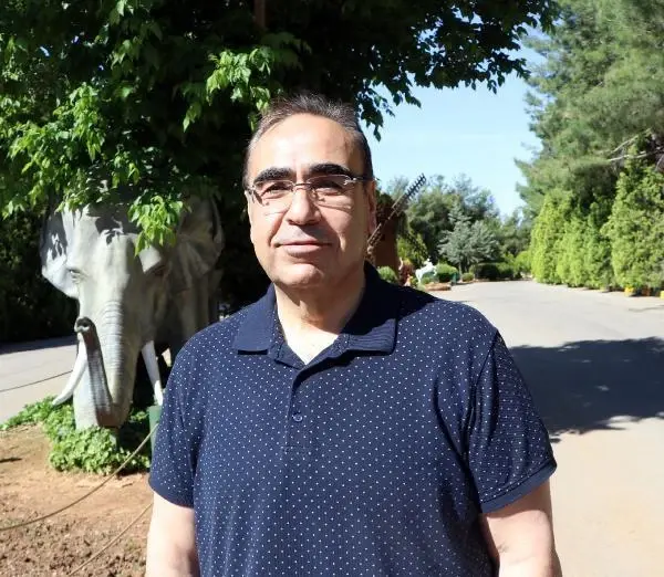 SINIRDA ELE GEÇİRİLEN 12 MAYMUNU, BAKICILARI ELLERİYLE BESLİYOR SINIRDA ELE GEÇİRİLEN 12 MAYMUNU, BAKICILARI ELLERİYLE BESLİYOR