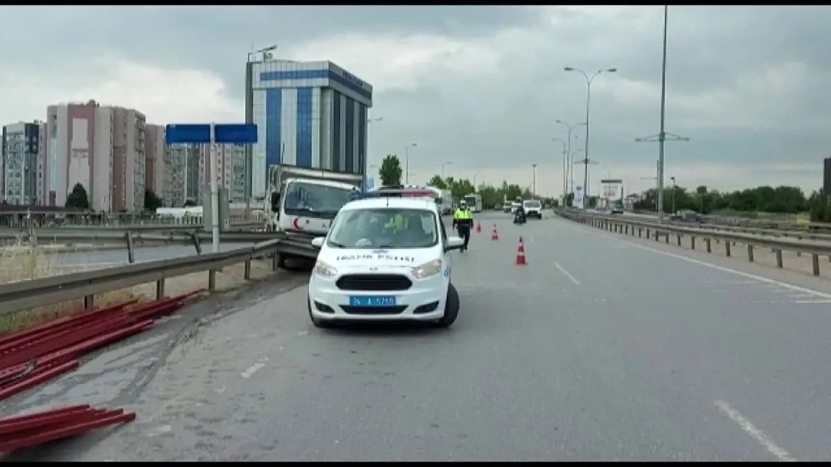 Ümraniye'de kamyonet bariyerlere çarptı, demir profiller yola savruldu