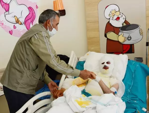 Hayvanlarını otlatırken üzerine yıldırım düşen çoban, ağır yaralandı Hayvanlarını otlatırken üzerine yıldırım düşen çoban, ağır yaralandı