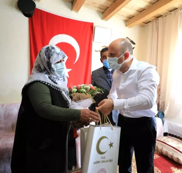 Vali Varol'dan şehit ailelerine ziyaret Vali Varol'dan şehit ailelerine ziyaret