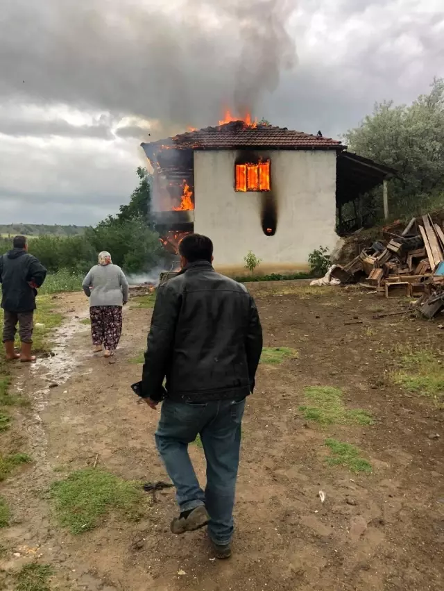 Yıldırım evi yaktı Yıldırım evi yaktı