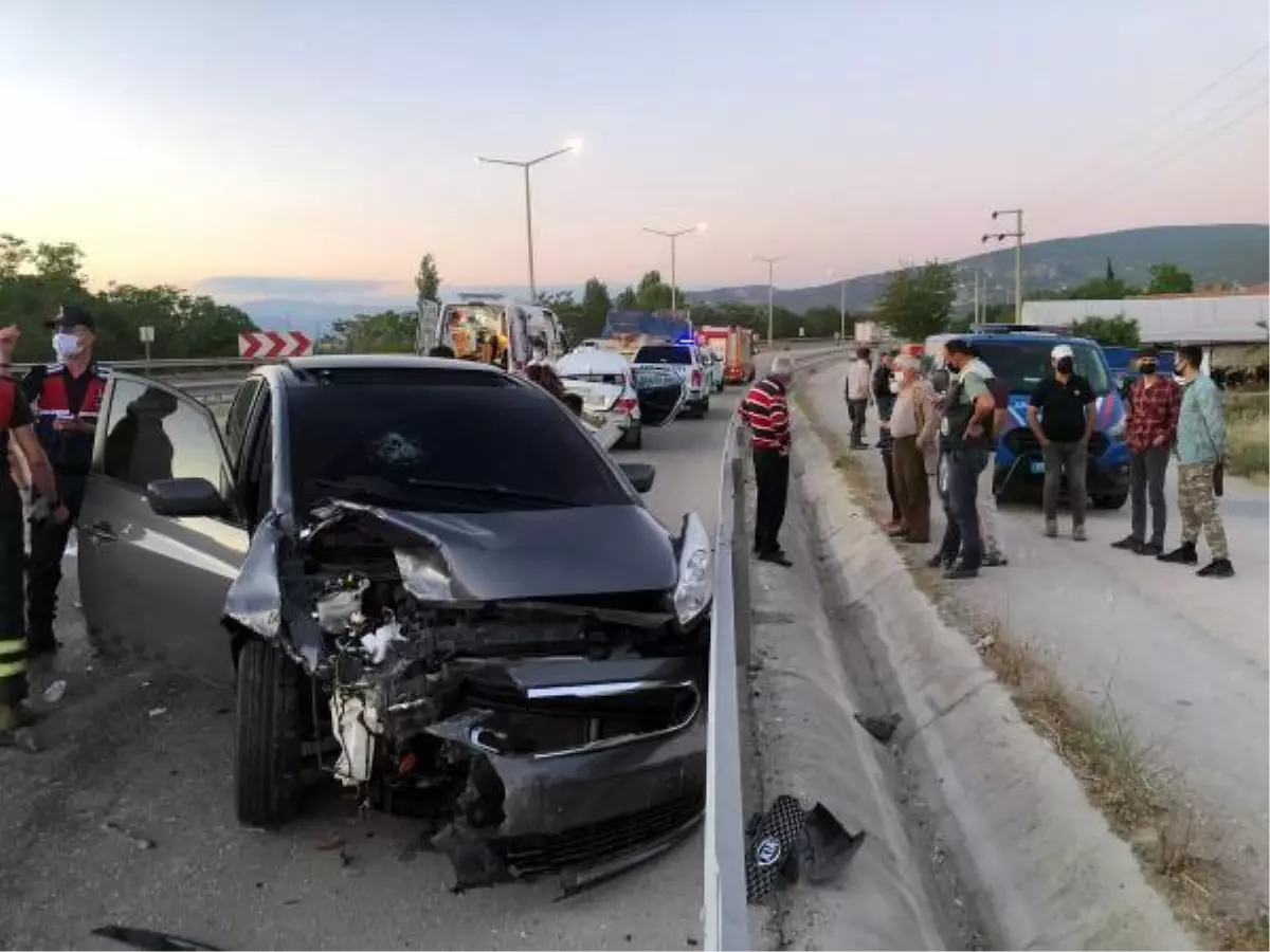 Yol kenarında tartışan Ürdünlülerin otomobiline başka otomobil çarptı: 6 yaralı