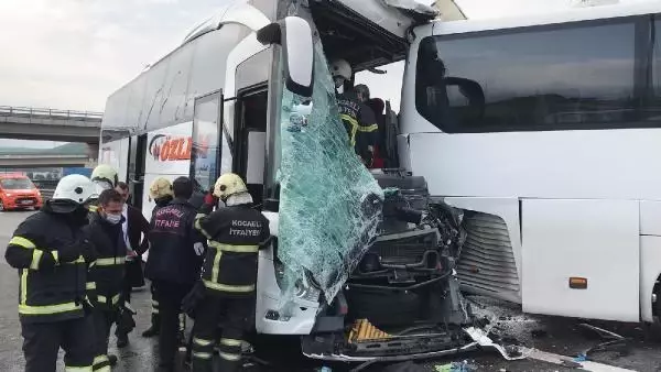 Yolcu otobüsleri çarpıştı: 8 yaralı Yolcu otobüsleri çarpıştı: 8 yaralı