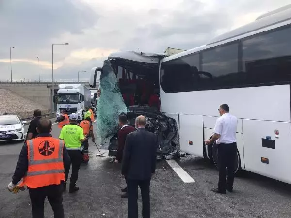 Yolcu otobüsleri çarpıştı: 8 yaralı Yolcu otobüsleri çarpıştı: 8 yaralı