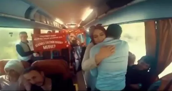 Yolcu otobüsünde evlilik teklifi Yolcu otobüsünde evlilik teklifi