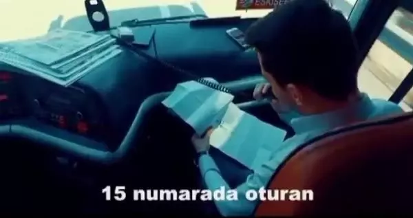 Yolcu otobüsünde evlilik teklifi Yolcu otobüsünde evlilik teklifi