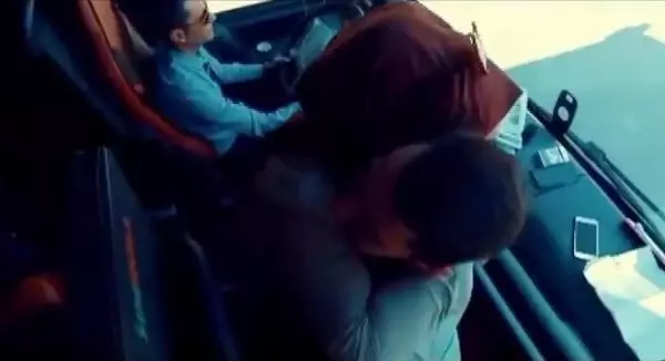 Yolcu otobüsünde evlilik teklifi Yolcu otobüsünde evlilik teklifi